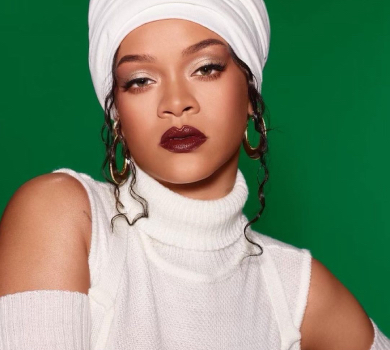 Зручно? Ріанна нап’ялила на палець ноги діамантову каблучку за $1 мільйон. ВІДЕО