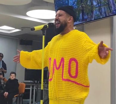 Monatik під час масованого ракетного обстрілу заспівав у бомбосховищі Охматдиту