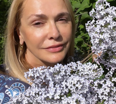 Сумська показалася без мейку у бузку та закликала вірити в перемогу