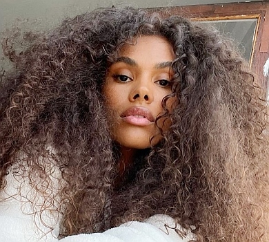 Тіна Кунакі показала, як виглядає без мейкапу