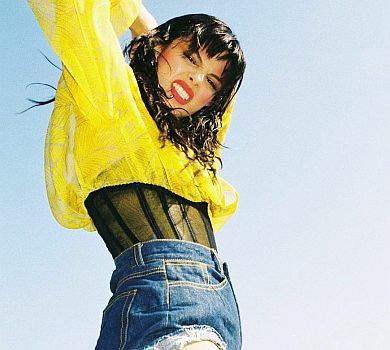 Танці на пілоні та стрибок у воду з 11 метрів: Андраде в новому кліпі показала дівочі розваги