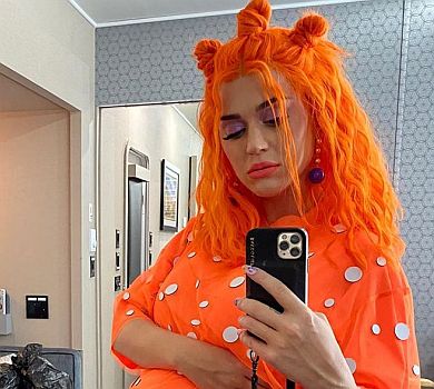 Вагітна Кеті Перрі в українській сукні виступила на діджітал-фесті