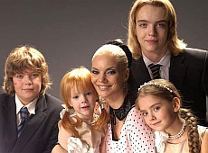 Власенко залишив собі будинок, машину, землю і половину дочки Окунської