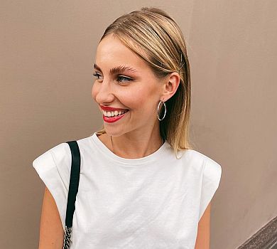 Ексневістка Шуфрича посвітила грудьми крізь майку та попозувала з роззявленим ротом