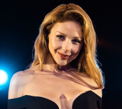 Сольник та заручини на сцені: Кароль у декольтованій сукні виступила в київському метро