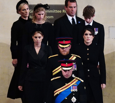 Принци Вільям і Гаррі у військовому та інші онуки королеви відстояли караул на її честь