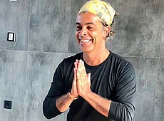 Арфуш в обтислих шортиках посвітив ребрами в асані вниз головою