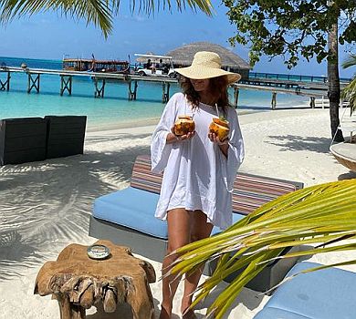 Жінка Монатіка на Мальдівах наробила фото на пам'ять у купальнику