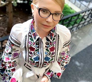Тимошенко в барвистих квітах, Ляшко в білій, Луценко в напівпрозорій: політики до свята нап'яли вишиванки