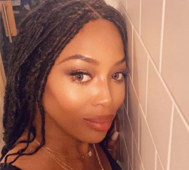 51-річна Кемпбелл у лосинах постояла на голові заради дзену