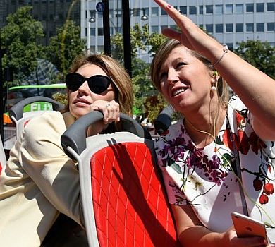 Кросівки та широкі штани: як перша леді Берлін роздивлялася