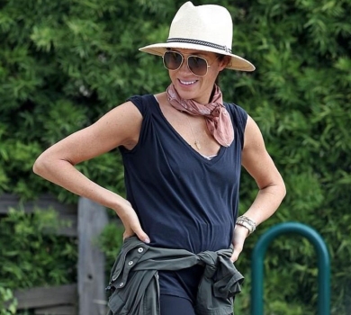 Яка там коронація? Меган Маркл у спорт-кежуалі з капелюшком помітили на прогулянці в Каліфорнії