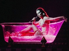 Імператриця Лорак у новому шоу всілася у скляну ванну та політала над сценою  
