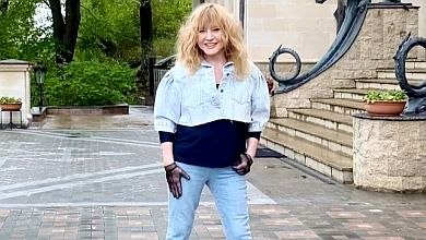 Пугачова в вузьких джинсах покрутилася на камеру для коханого. ВІДЕО