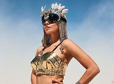 Діджейка Настя в золотому купальнику та кришталевій перуці погуляла пустелею. ФОТО 