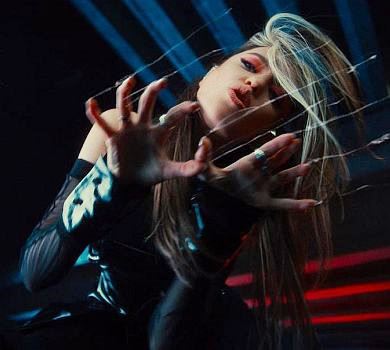 Світла Дорофєєва в новому кліпі сумувала в чуттєвому танці, а темна - шкрябала скло авта. ВІДЕО