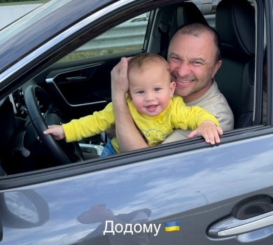 До сліз: Павлік із дружиною та 11-місячним сином повернулися в Україну. ВІДЕО