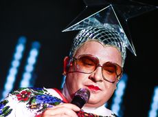 Сердючка знову зібралася прощатися, а Тищенко закружляв її маму в танці