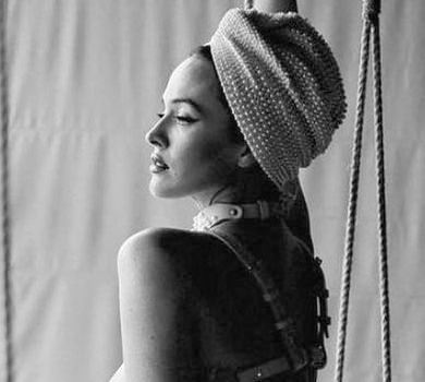 Астаф'єва в чалмі й намисті посвітила голими грудьми на гойдалці