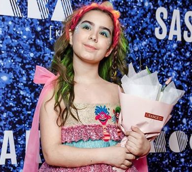 Дочка Лорак у барвистій сукні попозувала з Біланом на прем’єрі у Москві