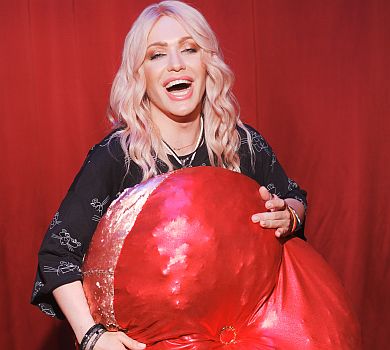 Монро та арт: травесті-діва прокоментувала МастурБар та підтримала КиївПрайд. ВІДЕО