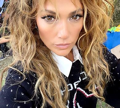 51-річна Лопес у шкіряних шортах посвітила стегнами в сімейній фотосесії