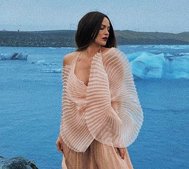 Астаф’єва у невагомій сукні попозувала на тлі льодовиків Ісландії 