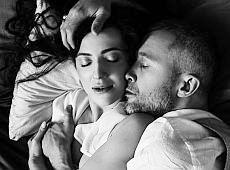 Постільне ч/б: Бабкіни ніжно пообіймалися у ліжку