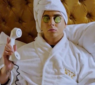 Melovin у халаті та з огірками на очах прийняв виклик на Танці з зірками. Кумедне ВІДЕО