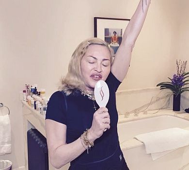 Які часи, такі й концерти: Мадонна у себе в ванній співає у гребінець. ВІДЕО 