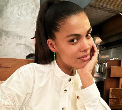 Кунакі на підборах та з відкритим бюстом підставила стегно місячному сяйву