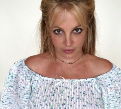 Пішов нах*й: Спірз визвірилася на брата, який ховав від неї алкоголь та каву