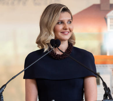 Плаття з паском та намисто від Літковської: лук Зеленської у садибі Джорджа Вашингтона