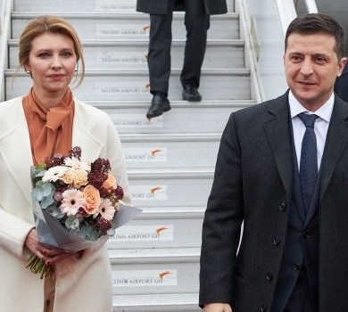 Зеленська прилетіла до Естонії у молочному пальті ручної роботи