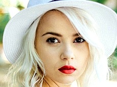 Міка Ньютон раптом нагадала про себе рекламою Facebook. ВІДЕО