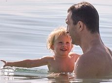 Кличко з донькою та надувною почварою вибралися на пляж. ФОТО