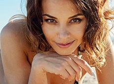 Як американська екс-Nikita своєму чоловікові в спідньому позує. ФОТО