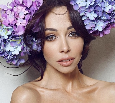 Ну, здрастуйте, 40: іменинниця Кухар показалася в квітах та в ліжку зі смаколиком