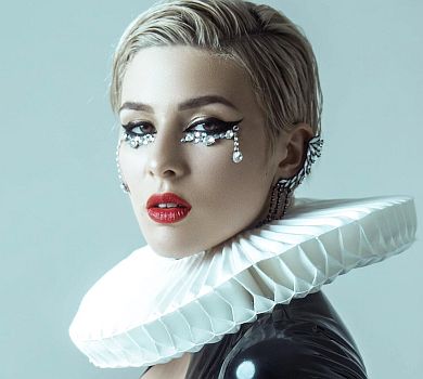 MARUV у новій фотосесії обтяглася латексом та заплакала діамантами 