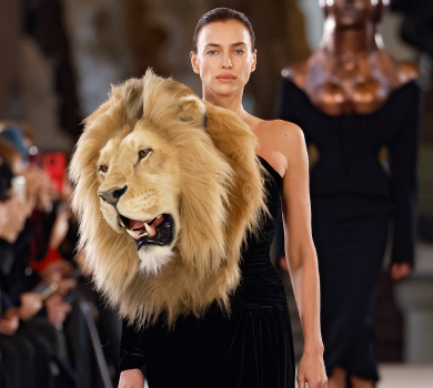 Хижий кутюр: Кемпбелл, Шейк та Дженнер вигуляли сукні з головами звірів на модному показі. ФОТО