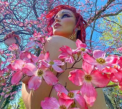 Белла Хадід у перуці та без ліфчика попозувала серед квітів. ФОТО 