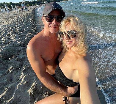 Серпень, море і кохання: Ребрик у Болгарії посвітила стрункою фігуркою на пляжі