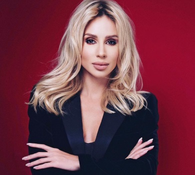 Лобода у шортиках показала, як на підлозі розтягує ноги