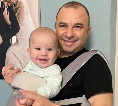 На кого більше схожий? Павлік із дружиною попозували з 5-місячним синочком