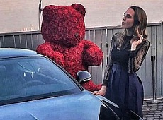 Казахський мажор привітав жінку розкішним автом та монстром-ведмедиком