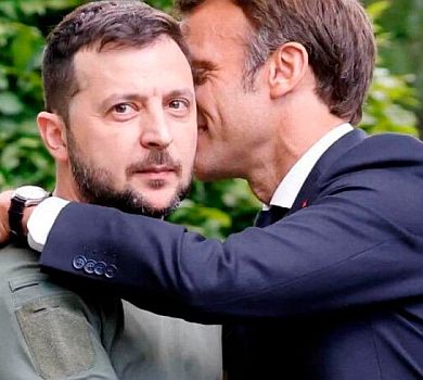 Згадуєш Джонсона, хоч тебе обіймає Макрон: фото Зеленського з французьким колегою насмішило мережу