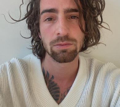 Курка гриль, запах поту і перегар: Дантес згадав, як відпочивав з батьками у Криму, та показав архівні ВІДЕО