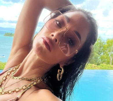 44-річна Шерзінгер у ланцюгах та мікрокупальнику похизувалася пишним бюстом. ФОТО