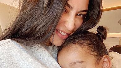 Хоум-лук: ненафарбована Кардашян показалася в незвичному затишному образі