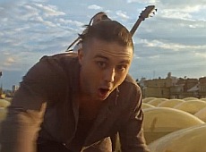 Новий кліп Антитіл: 29 локацій, 12 танцівників і соліст у піджаку на голе тіло. ВІДЕО